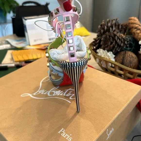 Christian Louboutin size 40 worn only twice with original box and shoe bags - Picture 6 of 10